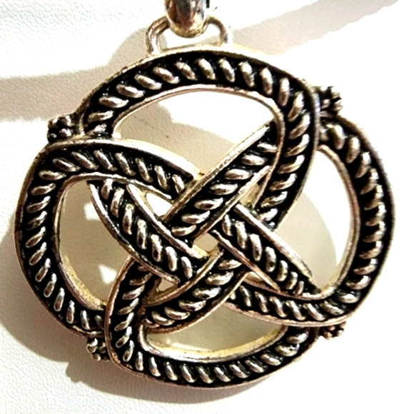 Vintage Avon Choker with Medallion and Matching Earrings - Picture 6 of 10